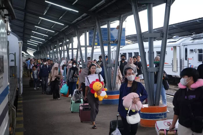 Penumpang kereta api saat tiba di stasiun Kertapati