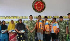 Kogabwilhan III Salurkan Bantuan Sembako dan Life Vest kepada Ratusan Nelayan di Maluku Utara