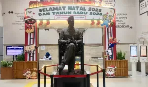 Sambut Hangat Pelanggan KA, KAI Daop 7 Madiun Hadirkan Ornamen Tematik Natal dan Tahun Baru di Stasiun