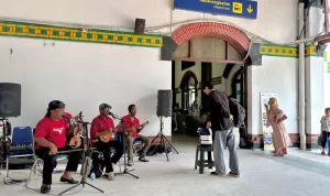 Hiburan Musik dan Area Bermain Anak di Stasiun Semarang Tawang