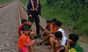 KAI Daop 2 Bandung Tegas Larang Masyarakat Beraktivitas di Jalur Rel Saat Ramadan, Langgar UU Bisa Terancam Sanksi Pidana