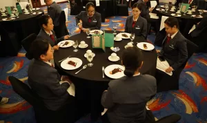 Langsung Terjun Bersama Industri, Program Hotel Management BINUS University Berikan Pengalaman Table Manner dan Operasional Hotel di Le Meridien, Jakarta