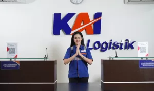 Rayakan Momen Hari Valentine, KAI Logistik Bagikan Cokelat Untuk Pelanggan (1)