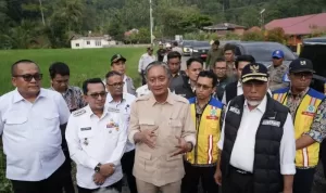 Tengah - Bapak Dody Hanggodo Menteri Pekerjaan Umum