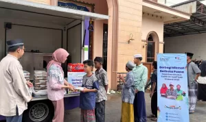 Hangatkan Suasana Ramadan, KAI Logistik Berbagi Ratusan Paket Berbuka Puasa