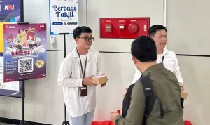 Tebar Kebaikan di Bulan Ramadan, BRI Finance dan BAZNAS Jakarta Selatan Bagikan Takjil bagi Komuter