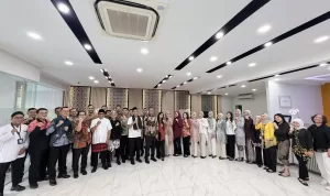 Peringati Hari Kartini, Pekerja BRI Branch Office Tanjung Priok Angkat Wastra Nusantara Lewat Pakaian Nasional (3)