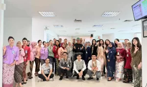 Peringati Hari Kartini, Pekerja Pria dan Wanita BRI Branch Office Segitiga Senen Kompak Kenakan Pakaian Nasional
