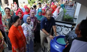 Sambut Hari Kartini, PAM JAYA dan TP PKK Bagi Toren Air Gratis kepada Para Ibu Pejuang Keluarga