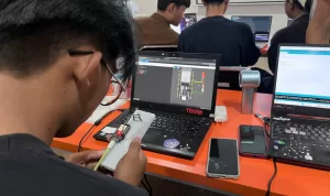 Telkom AI Center Makassar dan GDGoC UNM Latih 20 Talenta Muda di Bidang Robotics dan IoT (1)