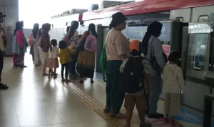 Hari Pertama Libur Panjang, Dukuh Atas dan Harjamukti Jadi Stasiun Terpadat LRT Jabodebek.jpg
