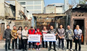 BRI Branch Office Otista dan BRINS Serahkan Simbolis Klaim Asuransi kepada Nasabah Terdampak Kebakaran.jpg