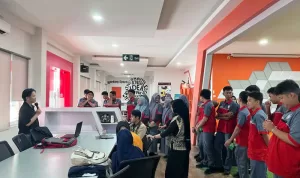 Belajar AI Langsung dari Industri, 150 Siswa SMK Telkom Makassar Kunjungi Telkom AI Center