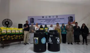 Tak Perlu Lagi Menampung Air di Ember, Warga Kini Dapatkan Toren untuk Kelola Air yang Lebih Stabil