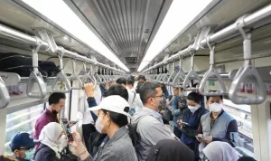 Tips Menggunakan LRT Jabodebek Saat Jam Sibuk
