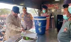 Prabowo Bersama Kapolri dan Kapolda NTT Cek Bantuan Pengungsi Nagekeo