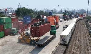 Angkutan Peti Kemas KAI Logistik (1)