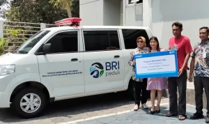 Perkuat Layanan Kesehatan di Hari Batik Nasional, BRI Serahkan Ambulans untuk SMA Yayasan Gemah Ripah Lohjinawi Klaten