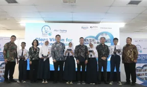 Rohto Indonesia Bagikan 2.000 Kacamata Gratis untuk Pelajar, Lansia, dan Operator Pabrik